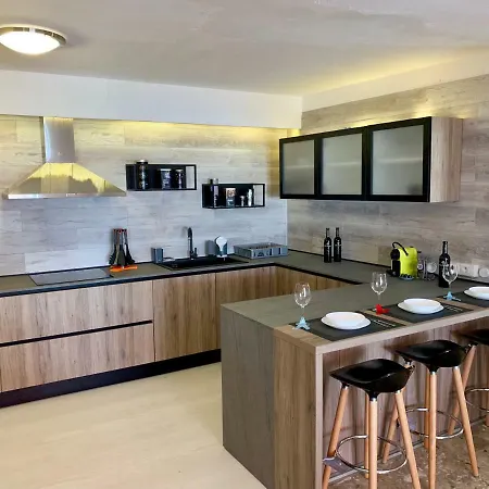 Cristianos View Арона